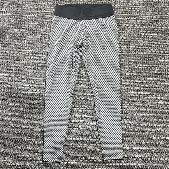 Scrunched Butt Leggings Grey & White - Picture 6 of 10